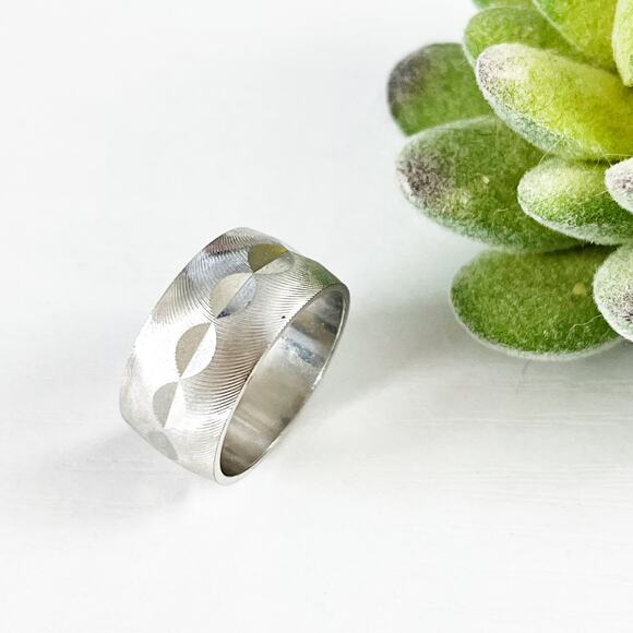 Uncas Mfg. Co. Vintage Silver Diamond Cut Band Ring Size 7 - Picture 3 of 5